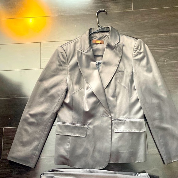 Suit - Picture 1 of 4